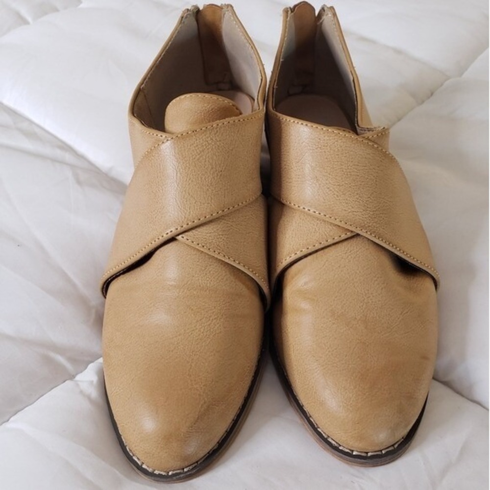 Olive street Leather‎ loafer size 7 Tan Cross Over Top